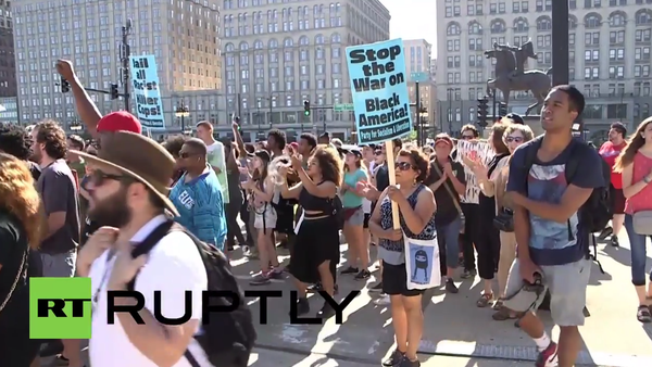 USA: Anti-racism activists confront Chicago police, block downtown traffic - Sputnik International