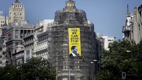 Greenpeace activists hang a banner depicting U.S President Barack Obama at the Metropolis building on Gran Via street in Madrid, Spain, July 10, 2016. - Sputnik International