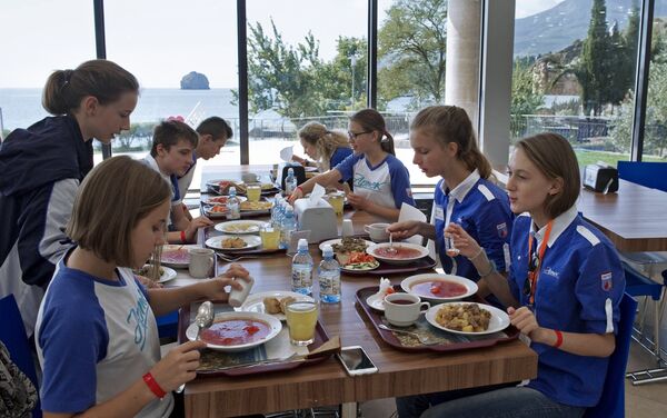 Children in the canteen of the Artek international children's center in Crimea. - Sputnik International
