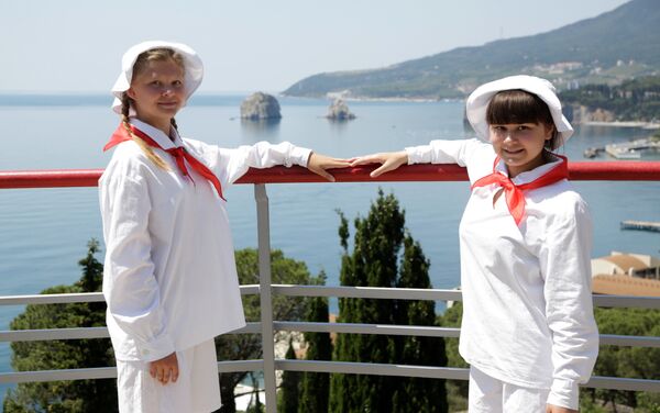 Participants of the Back to the Future historical re-enactment on the 90th anniversaty of the Artek International Children's Camp in Crimea. - Sputnik International