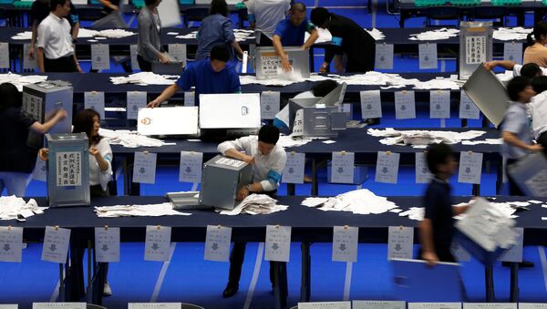 Election officers count votes at a ballot counting centre for Japan's upper house election in Tokyo, Japan July 10, 2016. - Sputnik International