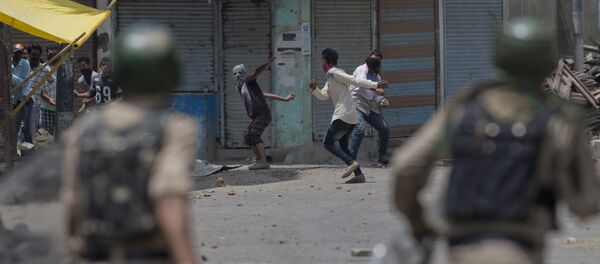 Kashmiri Muslim protesters throw bricks and rocks at Indian paramilitary soldiers in Srinagar, Indian controlled Kashmir, Sunday, July 10, 2016 - Sputnik International