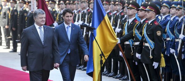 Ukrainian President Petro Poroshenko, left, and Canada Prime Minister Justin Trudeau review the honor guard during an official welcome ceremony ahead of their meeting in Kiev, Ukraine, Monday, July 11, 2016 - Sputnik International