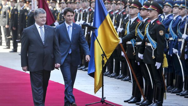 Ukrainian President Petro Poroshenko, left, and Canada Prime Minister Justin Trudeau review the honor guard during an official welcome ceremony ahead of their meeting in Kiev, Ukraine, Monday, July 11, 2016 - Sputnik International