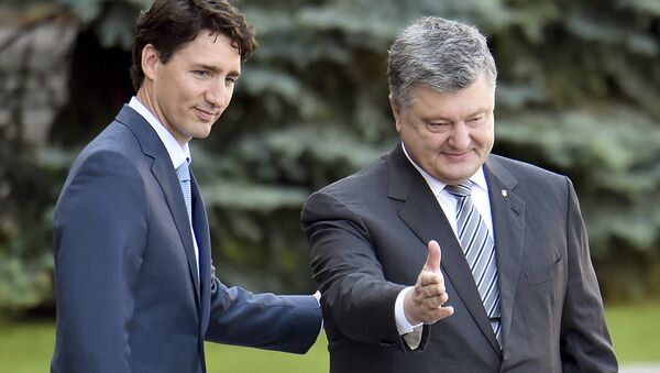 Ukrainian President Petro Poroshenko (R) gestures next to Prime Minister of Canada Justin Trudeau (L) during a welcoming ceremony ahead of their meeting in Kiev on June 11, 2016 - Sputnik International