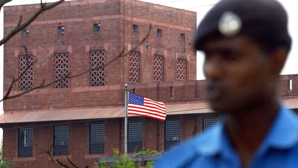 A Bangladeshi security presonnel stands guard in front of the US embassy in Dhaka (File) - Sputnik International