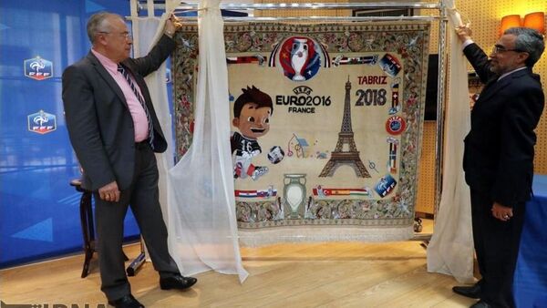 Посол Ирана в Париже Али Ахани (Ali Ahani) подарил Федерации футбола Франции шелковый тебризский ковер с рисунком - Sputnik International