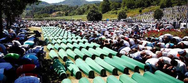 Muslim men pray in front of coffins during mass funeral in Potocari near Srebrenica, Bosnia and Herzegovina July 11, 2016 Muslim men pray in front of coffins during mass funeral in Potocari near Srebrenica, Bosnia and Herzegovina July 11, 2016 - Sputnik International