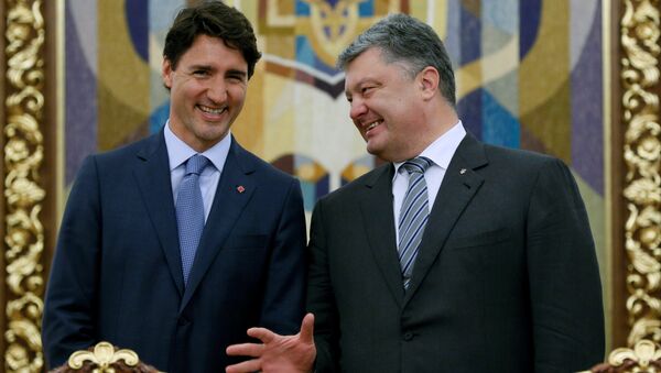 Ukraine's President Petro Poroshenko talks with Canada's Prime Minister Justin Trudeau during a signing ceremony in Kiev, Ukraine, July 11, 2016 - Sputnik International