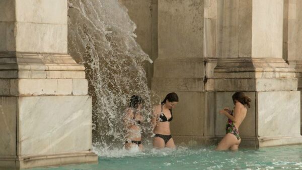 Three bikini-wearing female tourists taking a dip in one of Rome's ancient fountains recently infuriated the Italian capital's residents - Sputnik International