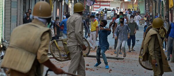 Indian police clash with Kashmiri protestors in Srinagar on July 11, 2016 Indian police clash with Kashmiri protestors in Srinagar on July 11, 2016 - Sputnik International