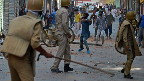 Indian police clash with Kashmiri protestors in Srinagar on July 11, 2016 - Sputnik International