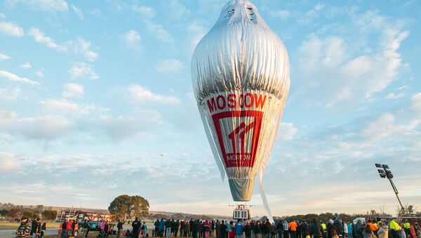 The balloon of Russian adventurer Fedor Konyukhov is surrounded by onlookers before the start of his attempt to break the world record for a solo hot-air balloon flight around the globe near Perth, Australia, in this handout image received July 12, 2016 - Sputnik International