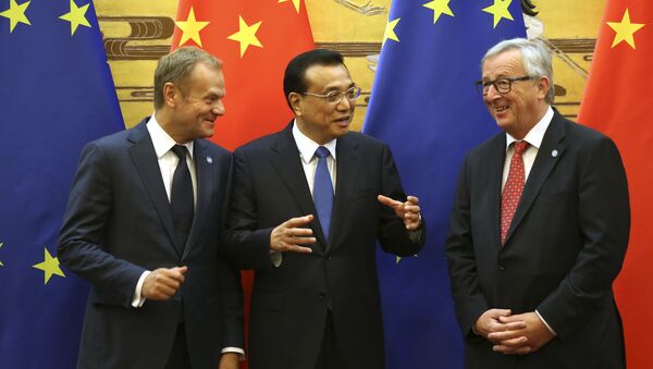 Chinese Premier Li Keqiang, center, gestures to European Council President Donald Tusk, left, and European Commission President Jean-Claude Juncker during a signing ceremony at an EU-China Summit meeting in the Great Hall of the People in Beijing Tuesday, July 12, 2016 - Sputnik International