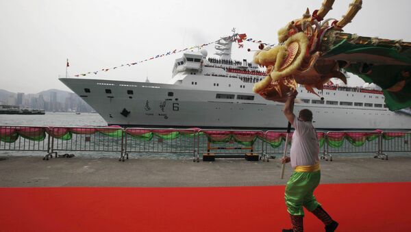 A man performs dragon dance as China's Yuanwang-6 space tracking ship is docked in Hong Kong's Victoria Harbor (File) - Sputnik International