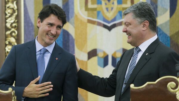 Ukrainian President Petro Poroshenko, right, and Canadian Prime Minister Justin Trudeau smile as they talk to each other during a signing ceremony in Kiev, Ukraine, Monday, July 11, 2016 - Sputnik International