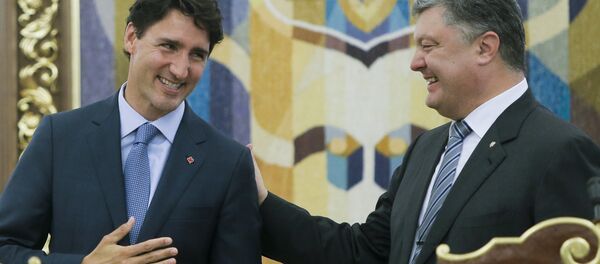 Ukrainian President Petro Poroshenko, right, and Canadian Prime Minister Justin Trudeau smile as they talk to each other during a signing ceremony in Kiev, Ukraine, Monday, July 11, 2016 - Sputnik International