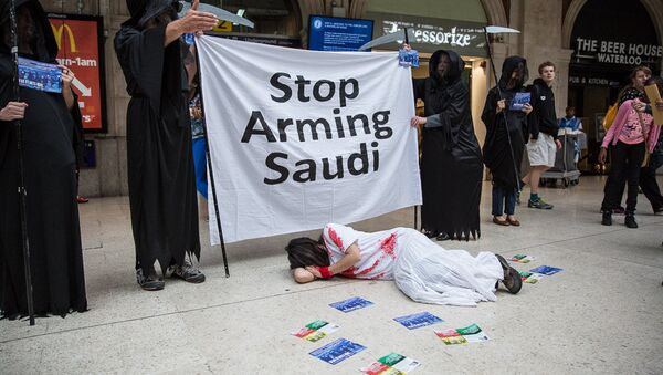 Human rights campaigners protest against Farnborough International arms fair. - Sputnik International