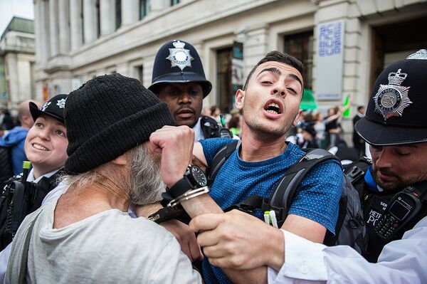 'Frustrated' Activist Urges Extinction Rebellion to Fight Military Industrial Complex, Not Trains - Sputnik International