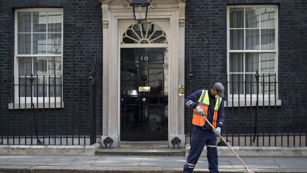 A workman cleans the street outside 10 Downing Street in London on July 12, 2016, as Prime Minister David Cameron chairs his last Cabinet meeting - Sputnik International