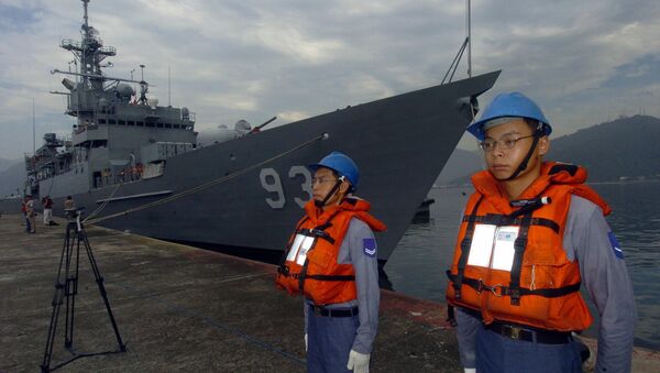 Two Taiwanese navy soldiers stand guard in front of a frigate (File) - Sputnik International