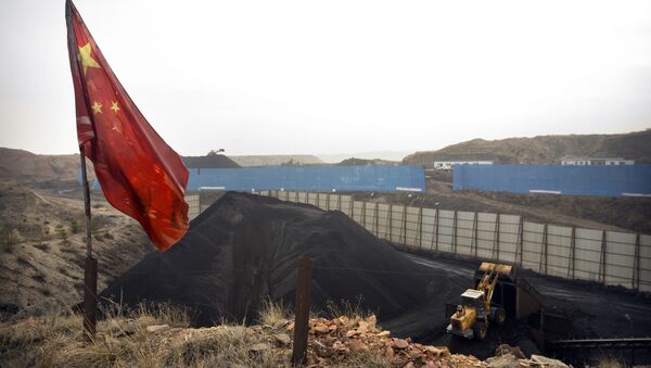 Chinese flag stands in the breeze as a loader moves coal at a coal mine near Ordos in northern China (File) - Sputnik International