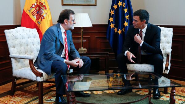 Spain's acting Prime Minister Mariano Rajoy (L) listens to Spain's Socialist Party (PSOE) leader Pedro Sanchez during their meeting at Spanish parliament in Madrid, Spain, July 13, 2016 - Sputnik International