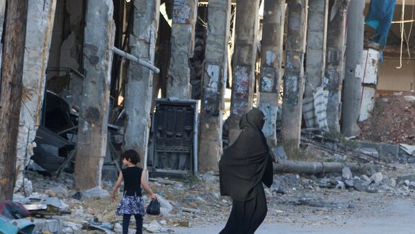 Residents walk past damaged buildings in the rebel held area of Aleppo's Bab al-Hadeed district, Syria, June 27, 2016. - Sputnik International