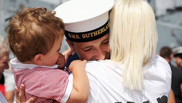 A Royal Navy Sailor is Reunited with His Family - Sputnik International
