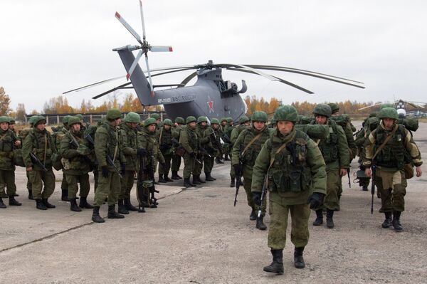 Airborne assault troopers gathered round a Mil Mi-26 helicopter during drills at Russia's Western Military District. All Russian airborne assault units have the guards status. - Sputnik International