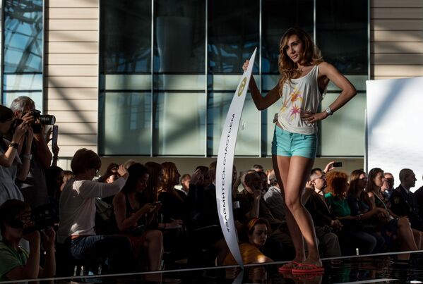 DME Runway: Sky-High Fashion Show at a Moscow Airport - Sputnik International