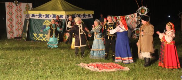 The re-production of the historic scene between Yemelyan Pugachev and Salawat Yulayev by Satka performers The re-production of the historic scene between Yemelyan Pugachev and Salawat Yulayev by Satka performers - Sputnik International