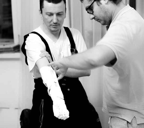 Lyashko (R) and a patient with the MaxBionic prosthesis Lyashko (R) and a patient with the MaxBionic prosthesis - Sputnik International