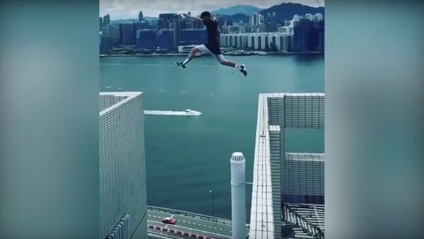 British daredevil leap between 25 story skyscrapers in from Hong Kong - Sputnik International