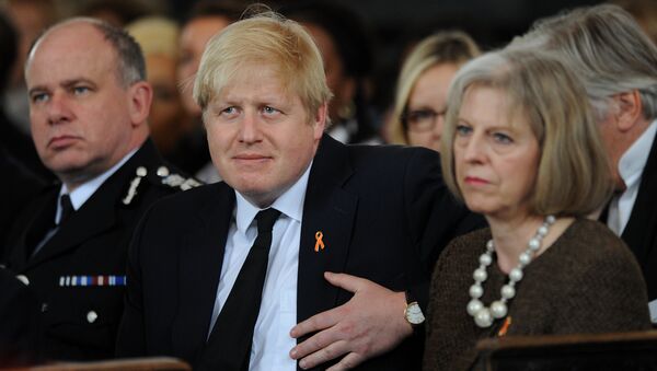Boris Johnson (C) and Theresa May (R) attend a memorial service church in central London. - Sputnik International