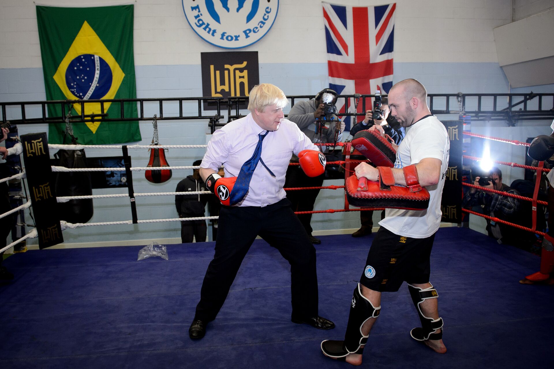 Mayor of London Boris Johnson (L) boxes with a trainer during his visit to Fight for Peace Academy in North Woolwich, London, on October 28, 2014 - Sputnik International, 1920, 01.11.2021