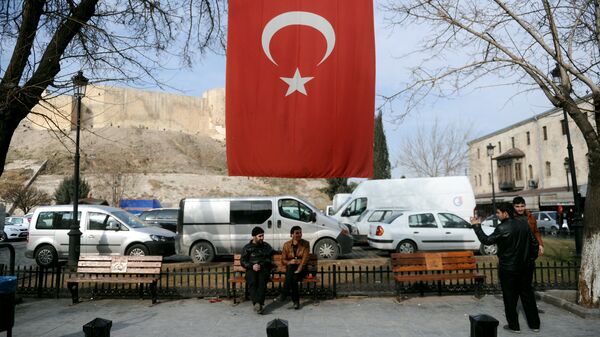 Syrian men sit under a Turkish flag  in Gaziantep, southern Turkey (File) - Sputnik International