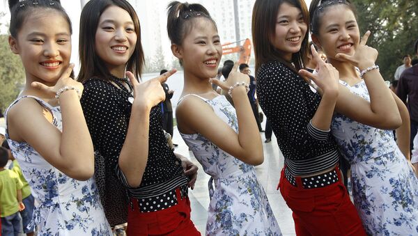 The Li sisters, a trio of 15-year-old triplets from Beijing pose for a photo with a pair of twins during the 2006 Beijing Twins Days Festival - Sputnik International