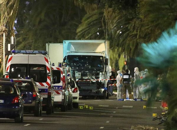 French police forces and forensic officers stand next to a truck July 15, 2016 that ran into a crowd celebrating the Bastille Day national holiday on the Promenade des Anglais in Nice, France, July 14 French police forces and forensic officers stand next to a truck July 15, 2016 that ran into a crowd celebrating the Bastille Day national holiday on the Promenade des Anglais in Nice, France, July 14 - Sputnik International