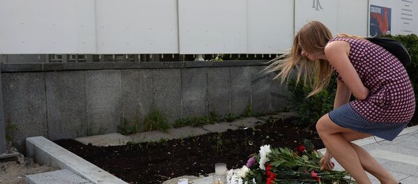 Moscow residents bring flowers to French embassy following Nice attack Moscow residents bring flowers to French embassy following Nice attack - Sputnik International