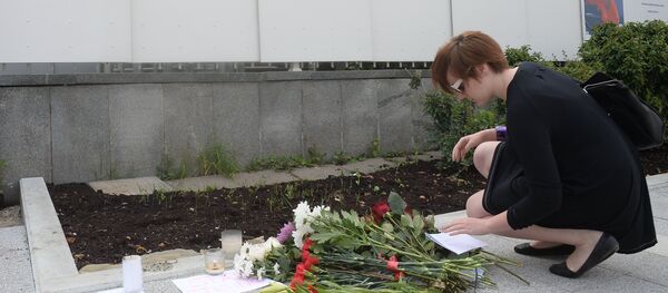 Moscow residents bring flowers to French embassy following Nice attack Moscow residents bring flowers to French embassy following Nice attack - Sputnik International