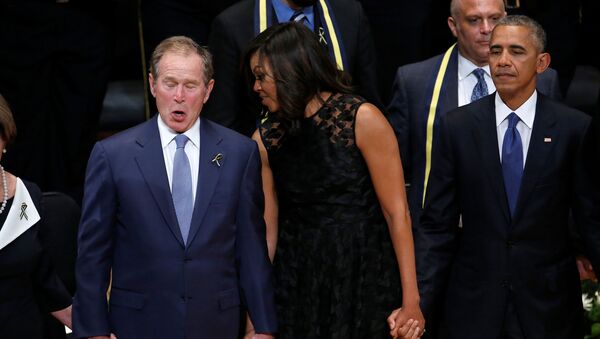 Former president George W. Bush (L), First Lady Michelle Obama (C) and U.S. President Barack Obama sing during a memorial service following the multiple police shootings in Dallas, Texas, U.S., July 12, 2016.  - Sputnik International