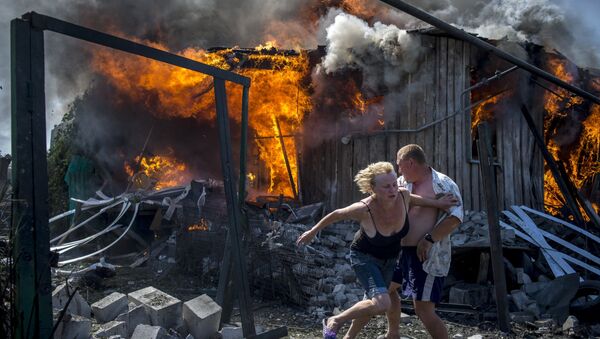 Valery Melnikov's photograph showing residents of the village of Lugansk fleeing from an airstrike by the Ukrainian armed forces - Sputnik International