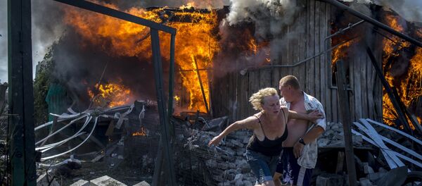 Valery Melnikov's photograph showing residents of the village of Lugansk fleeing from an airstrike by the Ukrainian armed forces - Sputnik International