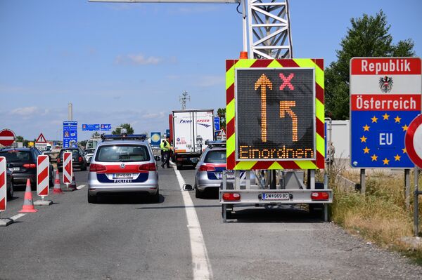 Austrian police officers direct cars and vans to a control at the Austrian-Hungarian border of Nickeldsdorf on July 12, 2016. Austrian police officers direct cars and vans to a control at the Austrian-Hungarian border of Nickeldsdorf on July 12, 2016. - Sputnik International