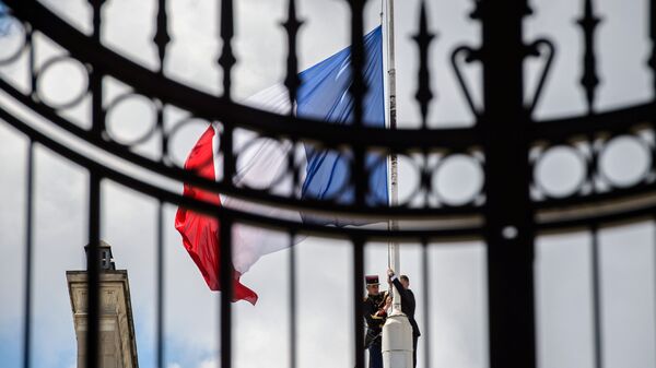 A Republican Guard lowers the French national flag at half-mast at the Elysee Palace in Paris, France, July 15, 2016, the day after the Bastille Day truck attack in Nice. - Sputnik International