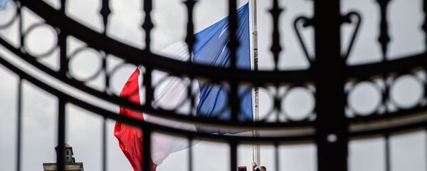 A Republican Guard lowers the French national flag at half-mast at the Elysee Palace in Paris, France, July 15, 2016, the day after the Bastille Day truck attack in Nice. - Sputnik International