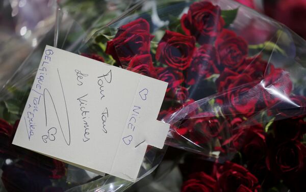 A bouquet of flowers with the message, To All the Victims is seen as people pay tribute near the scene where a truck ran into a crowd at high speed killing scores and injuring more who were celebrating the Bastille Day national holiday, in Nice, France, July 15, 2016. - Sputnik International