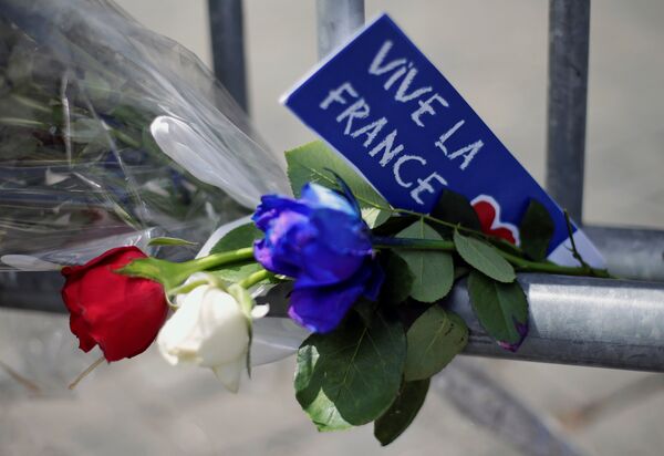 Flowers are seen attached to a fence to remember the victims of the Bastille Day truck attack in Nice in front of the French embassy in Rome. Flowers are seen attached to a fence to remember the victims of the Bastille Day truck attack in Nice in front of the French embassy in Rome. - Sputnik International