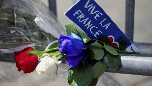 Flowers are seen attached to a fence to remember the victims of the Bastille Day truck attack in Nice in front of the French embassy in Rome. - Sputnik International